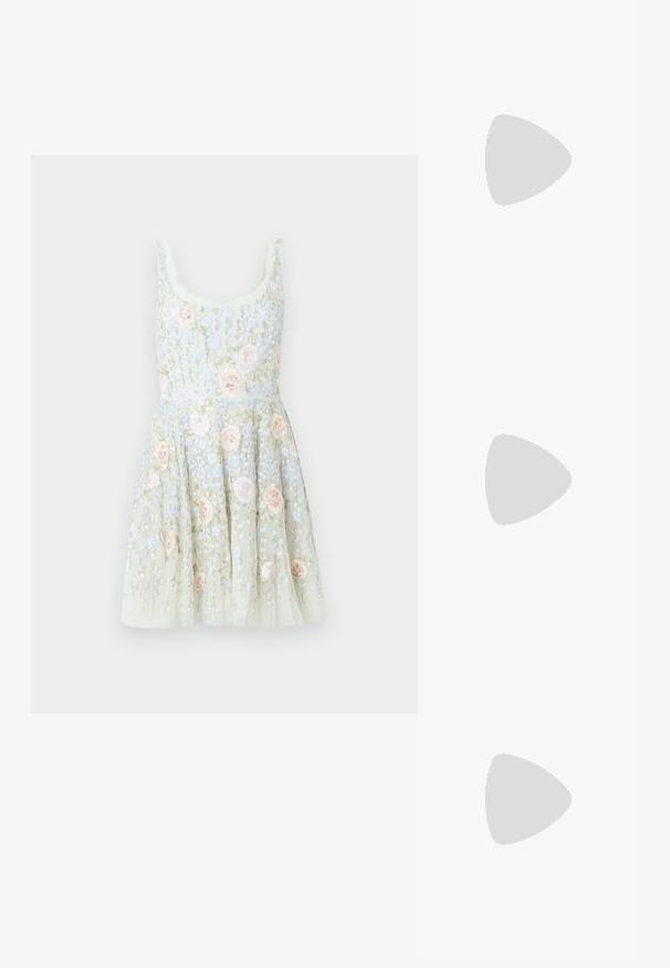 Κοντό φόρεμα με λουλούδια σε απαλό πράσινο χρώμα με κεντητά ροζ τριαντάφυλλα και μπλε λουλούδια. Διαθέτει εφαρμοστή μπλούζα και φουσκωτή φούστα.; Μπεζ ψ�ηλή σαγιονάρα με πλεγμένη υφή, με διακοσμητικό λουλούδι και ιμάντα στον αστράγαλο. Τετράγωνη γόβα για αυξημένη σταθερότητα.; Πλεγμένη μπεζ τσάντα χειρός με καμπύλη λαβή, υφής επιφάνεια και καφέ λεπτομέρεια με φούντα. Φέρει στυλ χαλαρής hobo.; Χρυσά σκουλαρίκια σε σχήμα κρίκου με μαλακή, στρογγυλή σχεδίαση και γυαλιστερή φινέτσα. Τα σκουλαρίκια έχουν συμπαγή, χοντρή μορφή και αδιάκοπο κούμπωμα.