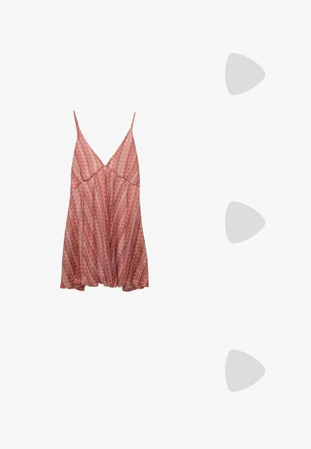 Könnyű, piros és rózsaszín mintás ruha, állítható spagetti pántokkal, V-kivágással és laza, lebegő fazonnal.; Bershka Magas sarkú szandálok - black; Fekete lakkbőr kézitáska ívelt formával, egy vállpánttal, elülső zsebekkel és ezüstszínű fémrészletekkel.; Aranyszínű karkötő, amely összefonódott fém szalagokból készült, sima, fényes felülettel és nyitott végű kialakítással. Könnyű és minimalista.