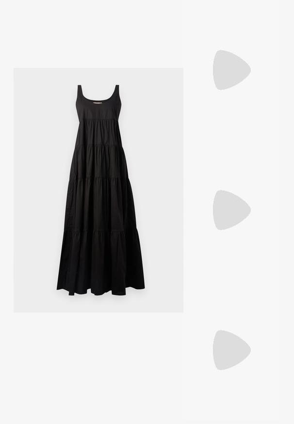 Vestido maxi preto com decote em forma de U e design em camadas. Feito de um tecido suave, apresentando costuras franzidas e uma silhueta fluida.; Salto slingback em patente preta com bico apontado, apresentando um padrão de pele de cobra texturizado, tira ajustável e um salto bloco curto e texturizado.; Bolsa de mão branca em couro com acabamento texturizado, featuring a corrente dourada e detalhes pretos. Inclui um bolso frontal e fecho com zipper.; Brincos em metal dourado com forma de arco alongado e curvado. Apresentam uma superfície lisa e brilhante, com uma ponta arredondada para um detalhe adicional.
