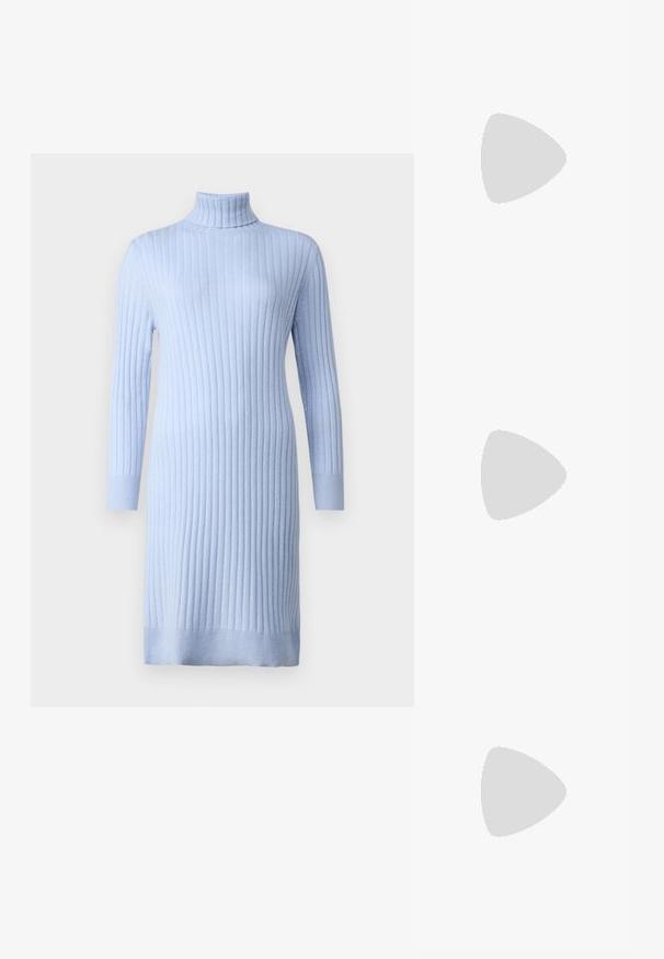 pure cashmere TURTLE NECK DRESS - Sarafanas - baby blue; Juodas smailus slingback batelis su žemu kulnu, pagamintas iš lygaus odos paviršiaus ir su išpjovomis šone, užtikrinančiomis oro pralaidumą.; Balta odinė rankinė su išlenkta forma, su reljefiniu "CK" logotipu priekyje ir viena petneša. Užtrauktuko uždarymas viršuje.; Sidabrinės auskarų kilpos, turinčios lygų paviršių ir eilę mažų skaidrių akmenukų palei apatinį kraštą, su užsegimu ant smeigtuko.