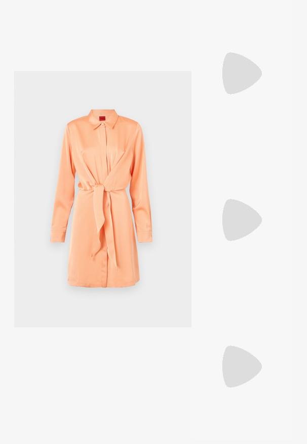 Robe col classique en tissu doux pêche, avec une fermeture à boutons sur le devant, des manches longues et un détail de taille nouée pour une silhouette froncée.; Des sandales noires à talons hauts avec des fines lanières au design noué, un bout carré lisse et un talon aiguille élégant.; Sac à main en métal gris clair avec une bandoulière en chaîne, orné de petits clous métalliques ronds et d'un logo de marque triangulaire.; Boucles d'oreilles en argent avec une finition lisse et brillante. Forme arrondie, conception légère, avec un fermoir à tige.