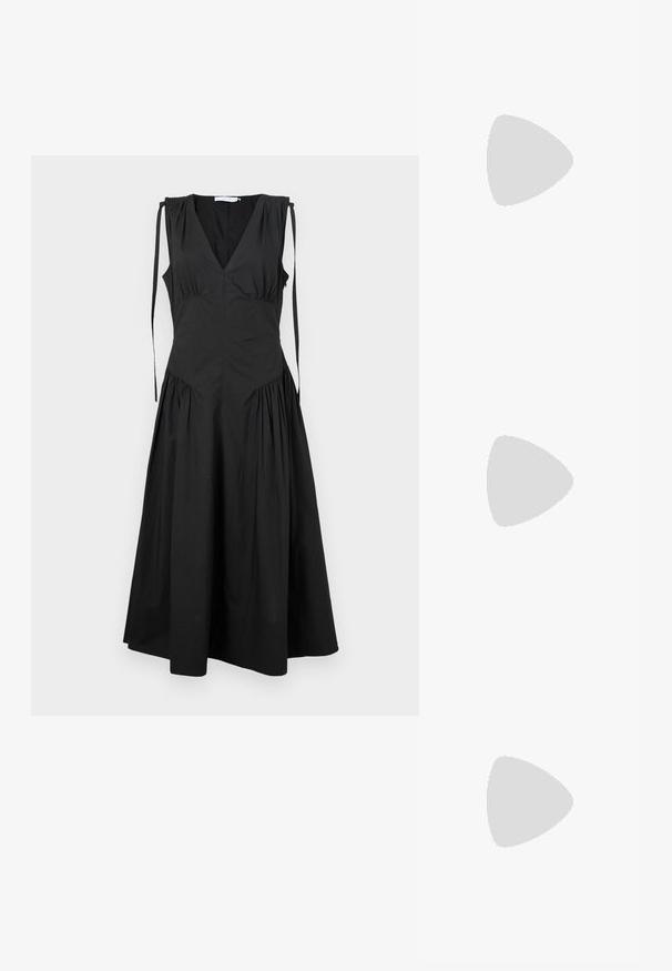Proenza Schouler White Label Kasdienė suknelė - black; Juodas odinis atviras mules batelis su elegantišku, kreiviu dizainu, aukštu stiletto kulnu ir lygiu paviršiumi. Vidus turi kontrastingą šviesią spalvą.; Juodas, minkštas odinis krepšys su unikaliu išsuktiniu dizainu. Yra trumpas rankenas ir nuimamas peties diržas. Minimalistinis stilius.; Aukso apyrankė su lygiu, poliruotu paviršiumi. Nešiojama ant tamsios odos riešo, deranti su smėlio spalvos, tekstūruotu megztiniu.