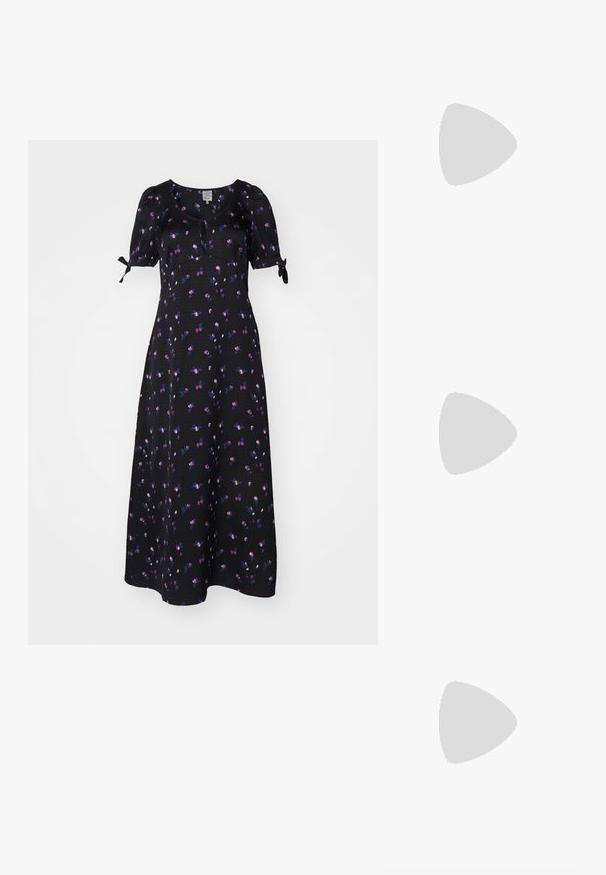 Svart klänning med korta puffärmar, med ett blommönster i lila och blått. Materialet har en strukturerad yta. Klänningen är av medellängd.; Svart lacklädersplattork med fyrkantig tå, ankelrem med silverfärgad detalj och platt sula. Slät yta med minimalistisk design.; Svart läderhandväska med fransdetaljer, guldkedja som axelrem och ett handtag med urtag. Har logotyp placering framtill.; Guldtonade örhängen med flera fallande kedjor, prydda med klara ovala rhinestone-accenter och dekorativa stuvar.