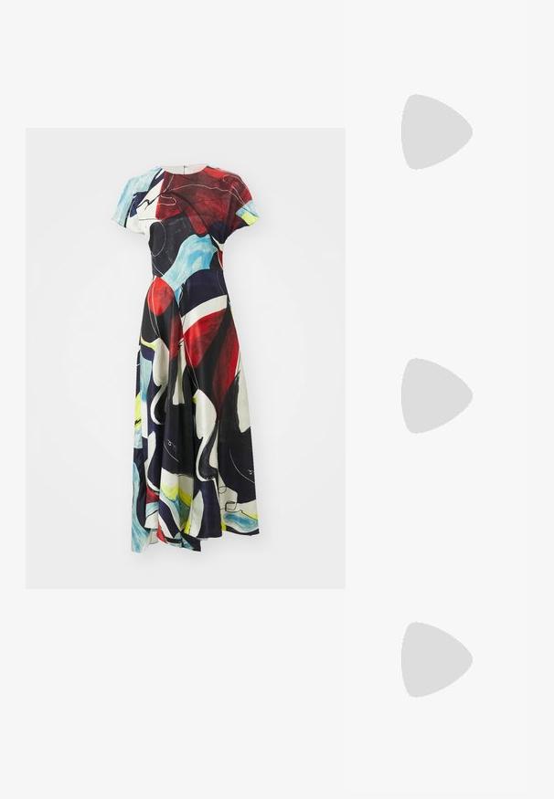 Μάξι φόρεμα σε ελαφρύ ύφασμα με πολυχρωμο αφηρημένο σχέδιο σε κόκκινο, μπλε, λευκό και μαύρο. Βραχύ μανίκι και εφαρμοστό μπούστο.; Μαύρη πατέντα σλινγκμπάκ γόβα με μυτερή μύτη, διαθέτει υφή από φίδι, ρυθμιζόμενο λουρί και κοντή, υφή τετράγωνη φτέρνα.; Μαύρη δερμάτινη τσάντα ώμου με δύο μπροστινές τσέπες, χρυσά κούμπωματα, κλείσιμο με φερμουάρ και λεπτό λουρί. Υφή επιφάνειας και κομψό ορθογώνιο σχήμα.; Χρυσά σκουλαρίκια με ορθογώνιο, καθαρό κρύσταλλο που κρέμεται κάτω από μια σειρά μικρών, στρογγυλών, καθαρών λεπτομερειών. Λεπτός, σύγχρονος σχεδιασμός.