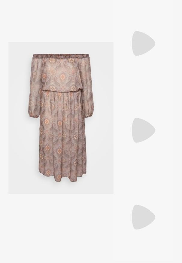 Off-shoulder, langærmet kjole i lysebrunt stof med et paisley-mønster i varme nuancer. Elastisk talje og løs pasform.; Hvide lædersneakers, lavtop design, med en glat tekstur, rund tå, snørret front og et lille broderet logo på siden.; Sort læder halvmåne taske med en guldfarvet hardware detalje, der har en lynlåslukning. Båret som crossbody over en grå sweater.; Guldtonede knude-stud øreringe med et vredet design. Hver ørering har en cirkulær klar bagside for sikker brug.
