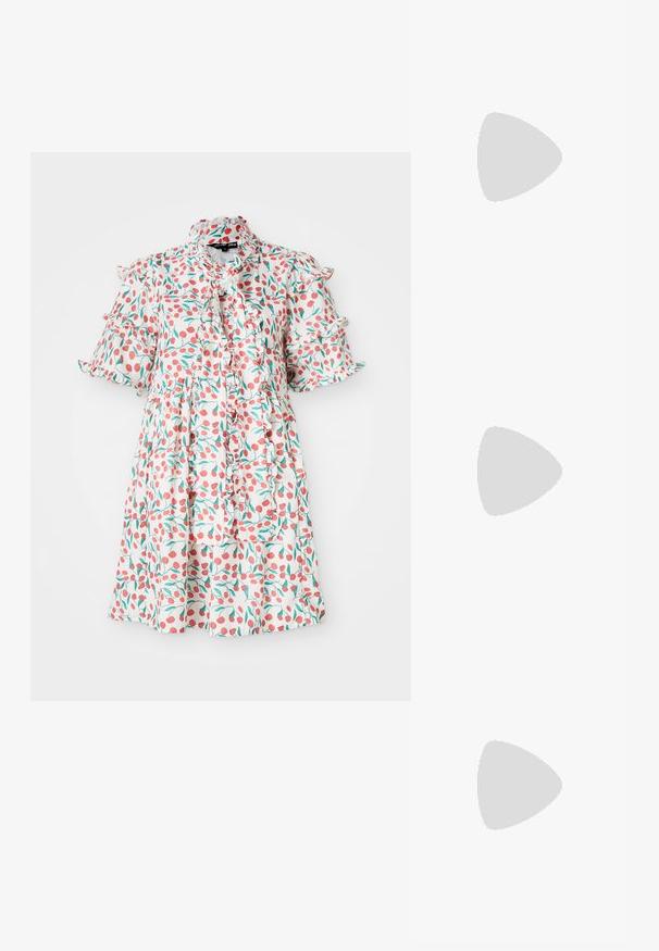 Vestido floral con mangas cortas acampanadas, que presenta un fondo blanco, un patrón de hojas rojas y verdes, y un cuello con volantes.; Zapatos de tacón slingback de charol negro con punta afilada y tacón geométrico en bloque. Presentan un diseño elegante y minimalista, así como una textura suave.; Bolso de piel negra con forma curva, correa desmontable y herrajes dorados. El bolso cuenta con una solapa con un detalle de hebilla.; Juego de 16 pulseras de plata con texturas variadas, incluyendo patrones lisos, retorcidos y de cuentas, dispuestas en cuatro filas sobre un fondo blanco.; Juego de 16 pulseras de plata con texturas variadas, incluyendo patrones lisos, retorcidos y de cuentas, dispuestas en cuatro filas sobre un fondo blanco.