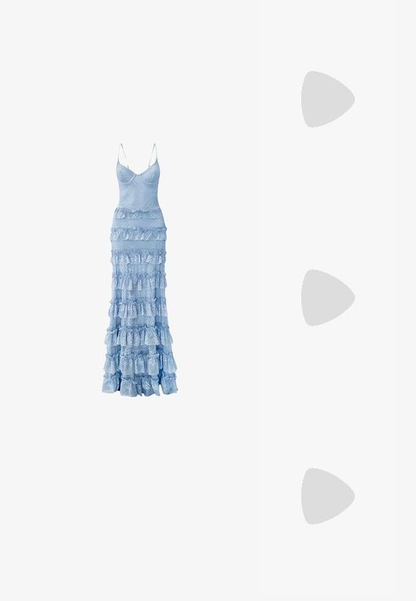 Helles blaues Maxikleid mit einem taillierten Oberteil, dünnen Trägern und kaskadierenden Rüschen am Rock, das strukturierte, wellenähnliche Muster aufweist.; Weiße Slingback-Absätze mit spitzer Zehenpartie, glattem Obermaterial, niedrigem Blockabsatz und seitlichem Ausschnitt-Design mit verstellbarem Schnallenriemen.; Runde Sonnenbrillen mit dunklen Gläsern und goldenen Rahmen. Das Modell trägt eine hellblaue, gerippte Strickjacke mit Knöpfen und weißen Kontrastärmeln.; Michael Kors Clutch in beige beschichtetem Canvas mit einem wiederholten MK-Logo-Muster, goldfarbener hardware und einem abnehmbaren Kettenriemen.