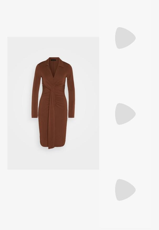 Robe longue marron à manches longues avec un col, design croisé, et texture froncée à la taille, dotée d'un accent drapé.; Chaussures slingback en cuir verni noir avec un bout pointu, des détails en métal argenté et un faible talon bloc. Texture lisse et brillante tout au long.; Sac bandoulière en cuir noir avec une texture lisse, de forme rectangulaire et un détail en chaîne métallique à l'avant. Sangle réglable incluse.; Boucles d'oreilles en argent avec un clou carré, présentant une finition lisse et polie ainsi qu'une forme en goutte d'eau, réfléchissant la lumière grâce à une surface brillante.