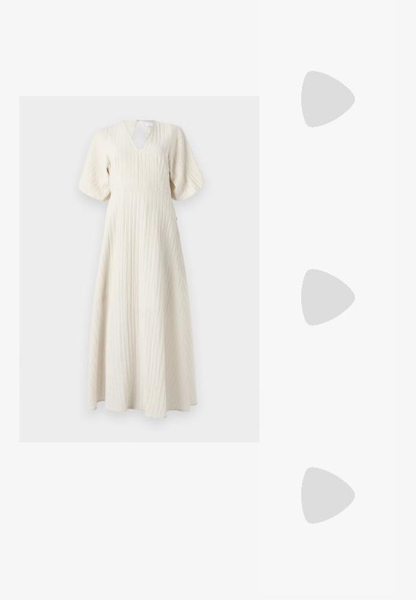 Maxiklänning i off-white, med en strukturerad crinkle-tyg, V-ringning, utsvängda korta ärmar och en A-linjeformad silhuett.; Svarta platta sandaler med flätade remmar, guldtonade detaljer och en minimalistisk design med en smal sula och justerbar ankelspänne.; Svarta kattögon-solglasögon med matt yta, utrustade med gråtonade linser, skarpa vinklar och slanka sidobågar. Varumärket synligt på den inre bågen.; Guldörhängen i form av ringar med en slät, glänsande yta. Cirkulär design med en liten stötta och genomskinlig bakgrund för säker användning.