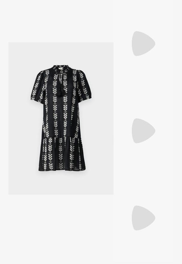 Veste preta com padrões de folhas brancas, decote redondo, mangas curtas bufantes e bainha em camadas. Inclui um detalhe de franja no decote.; Saltos slingback em verniz preto com bico pontiagudo e um pequeno salto bloco, apresentando um detalhe de fivela prateada na tira.; Bolsa de couro preta com forma curva, alça destacável e detalhes em dourado. A bolsa possui uma aba com detalhe de fivela.; Brincos em tom de ouro com formas onduladas e texturizadas. Inclui studs escultóricos com presilha e um design de argola aberta com um acabamento martelado.