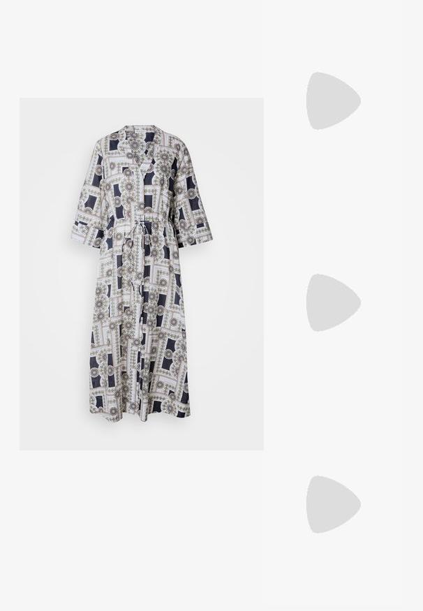 Dolga obleka z pasom, izdelana iz lahkega materiala, z geometrijskim cvetličnim vzorcem v mornarsko modri, beli in zlatih odtenkih. Obleka ima rokave do tri četrtine.; Črne usnjene balerinke s koničastim nosom, trak z srebrno zaponko, v kombinaciji s črnimi elegantnimi hlačami z razporkom na robu.; Črna usnjena torba hobo z enim mehkobnim, okroglim ročajem; ima gladko teksturo in minimalističen dizajn. Brez vidnih kovinskih delov ali poudarkov.; Zlate obročaste uhane z teksturirano, nepravilno obliko. Imajo brezšivno zapiranje in poliširano površinsko obdelavo, kar poudarja sodoben dizajn.