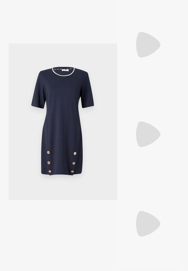 Marineblå kjole med korte ermer, rund utringning og dekorative gullknapper langs siden. Laget av et glatt, stretchy stoff.; Hvit slingback-hel med spiss tå, glatt overmateriale, lav blokkhelt, og cut-out-design på siden med justerbar spenne.; Runde solbriller med mørke linser og guldrammer. Modellen har en lyseblå, ribbet cardigan med knapper og kontrast hvide ærmer på.; Michael Kors håndleddsveske i beige belagt kanvas med et gjentakende MK-logo mønster, gullfarget maskinvare og en avtakbar kjede-rem.