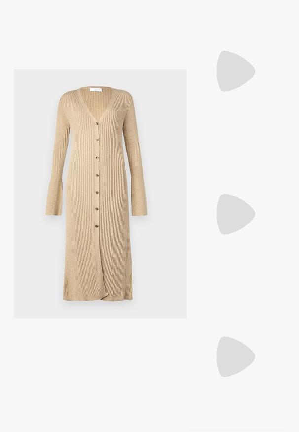 Beige ribbet cardigan med lange ermer, knapp foran, V-hals og utsvingte mansjetter. Laget av mykt strikket materiale med tekstur.; Sorte patent slingback hæl med spids tå, featuring tekstureret slangeskind, justerbar rem og en kort, tekstureret blokhæl.; Svart skinn crossbody veske med to frontlommer, gyldne spenner, glidelåslukking og en slank stropp. Teksturert overflate og kompakt rektangulær form.; Gullfargede metalløredobber med en buet, forlenget form. Har en jevn, blank overflate og en avrundet tupp for ekstra detaljer.