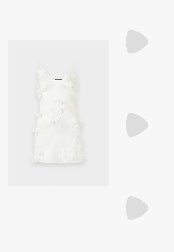 Robe blanche en tissu doux, ornée d'appliqués de fleurs en trois dimensions disposés sur le devant, avec de fines bretelles.; Escarpins en cuir verni noir avec bout pointu et talon bloc géométrique. Présente un design élégant et minimaliste ainsi qu'une texture lisse.; Sac fourre-tout en cuir noir avec une texture lisse, de forme rectangulaire et deux longues poignées. Pas de matériel ou d'ornementations visibles.; Boucles d'oreilles dorées présentant des formes texturées et ondulées. Comprend des clips sculpturaux et un design de créoles ouvertes avec une finition martelée.