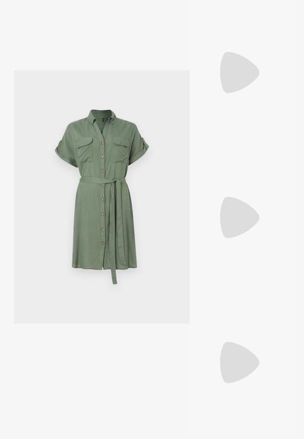 Vestito camicia verde oliva in tessuto leggero, con maniche corte, due tasche sul petto e vita legata con chiusura a bottoni davanti.; Scarpa con tacco alto a punta, con una combinazione di colori argento, oro e nudo. Finitura lucida con design a ritaglio, con tacco a stiletto.; Borsa a pochette metallica argentea con una forma morbida e arrotondata e chiusura superiore annodata. Realizzata in materiale sintetico morbido.; Orecchini a cerchio in argento con un design torciglionato, caratterizzati da una finitura lucida e chiusura a perno. Misurano circa 3 cm di diametro.