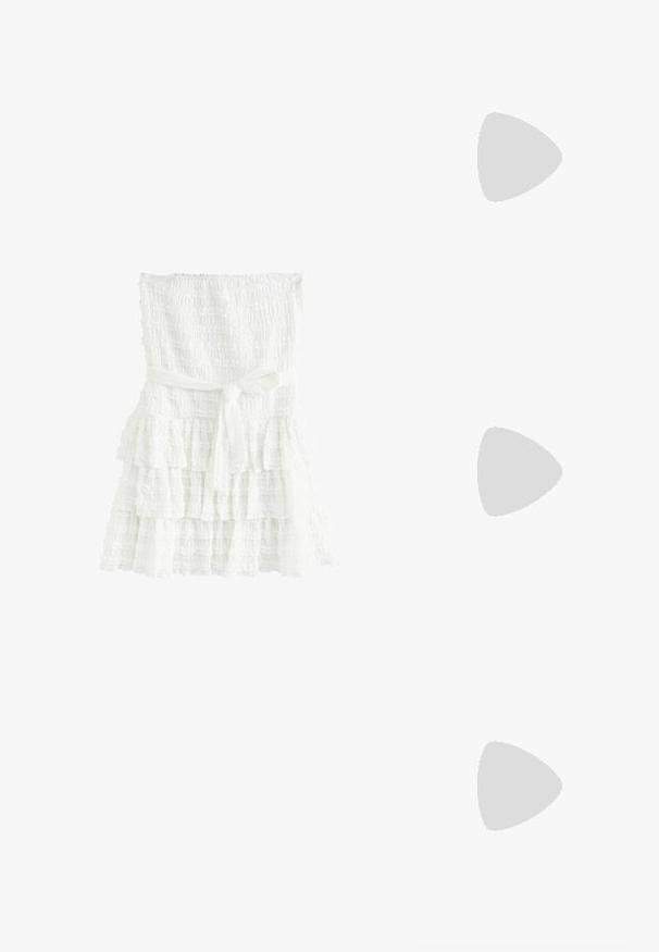 Robe blanche à niveaux fabriquée en tissu texturé, présentant un corsage smocké et une ceinture nouée à la taille. Les couches ont des bords froncés.; Chaussure blanche à bride de cheville en dentelle avec un petit talon carré et un design à bout pointu. Doublure intérieure lisse, dessus en dentelle texturé et détail de boucle.; Lunettes de soleil noires avec une monture rectangulaire élégante et un accent logo doré sur le côté. Les verres sombres et la finition brillante sont proéminents.; Bracelet en chaîne en or rose avec des motifs floraux en tons argent et or, comprenant des détails texturés et lisses. Fermoir à pince de homard.