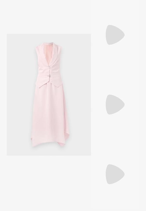 Világos rózsaszín ujjatlan ruha sálgallérral, aszimmetrikus szegéllyel és két díszes ezüstcsattal a deréknál. Simább, texturált anyag.; Fekete bőr, térdig érő csizma hegyes orral és minimalista dizájnnal. Simább textúra és lapos talp, diszkrét oldalsó varrási részletekkel.; Fekete és arany napszemüveg keskeny, ovális kerettel, sötét lencsékkel és díszes hardverrel a halántéknál. Könnyű és elegáns dizájn.; Szőtt bézs kézitáska ívelt fogantyúval, textúrált felülettel és barna bojtos díszítéssel. Lazán lecsüngő, hobo stílusú forma jellemzi.