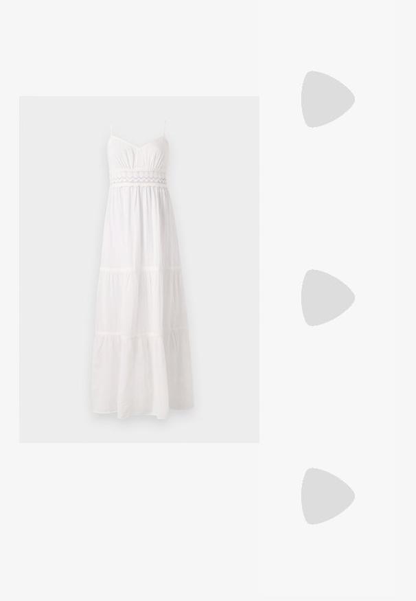 Witte maxijurk met verstelbare spaghettibandjes, geplooid lijfje en gelaagde rok, gemaakt van lichtgewicht stof met kantdetails in de taille.; Beige lederen slingback sandaal met gekruiste banden, lage hak en zwarte accenten. Soepele textuur en minimalistisch ontwerp.; Zwarte leren handtas met een gebogen vorm, afneembare schouderband en gouden hardware. De tas heeft een klep met een gespsluiting.; Goudkleurige oorbellen met ovaalvormige heldere kristallen omringd door kleinere heldere stenen, met een haakontwerp voor een veilige draagervaring.