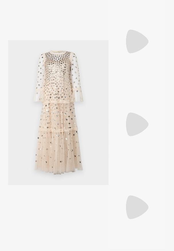Needle & Thread GLISTEN TIERED GOWN - Pidulikud riided - dust beige/silver dus; Kuldsete kontsadega sandaalid, mille esiosas on sõlm, pleatitud tekstuur ja pahkluu rihm. Tootel on plokknokk, millel on sooneline disain, mis parandab haarduvust.; Must küllastamata nahast õlakott, millel on kaks esist nähtavat taskut, kuldsed pandlad, tõmblukuga sulgemine ja peen rihm. Tekstuuriga pind ja kompaktne ristkülikukujuline kuju.; Kuldtoonilised metallist rõngas kõrvarõngad, millel on kõver ja piklik kuju. Omavad siledat, läikivat pinda ja ümarat tipptugevdust, mis lisab detaili.