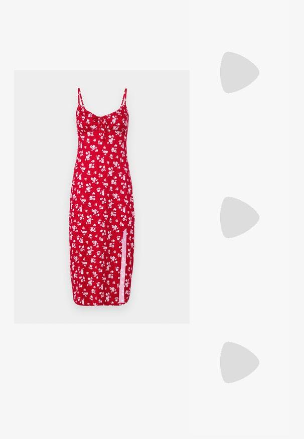 Hollister Co. BARE KNIT  - Kjole - dive; Sorte skinn slide sandaler med kryssremdesign, flat plattformsåle og glatt overflate. Minimalistisk og monokromatisk estetikk.; Tre par rektangulære solbriller: en rosa, en hvit, en svart. Alle har mørke linser og en blank plastikkramme.; Svart hobo-bag laget av glatt, læraktig materiale med et tvistet håndtak, som har en myk, avrundet form og en glidelås lukking på toppen.
