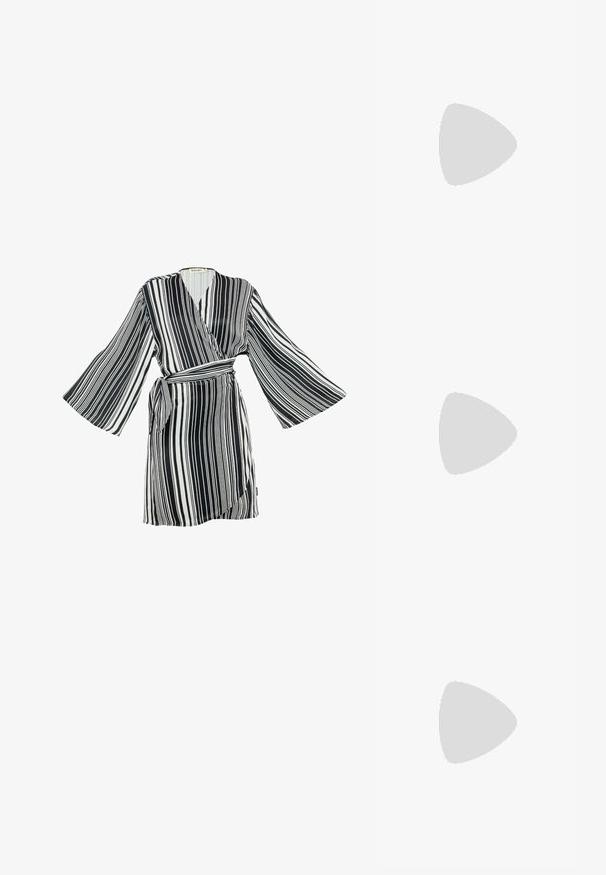 Bata a rayas blancas y negras con amplias mangas de campana, diseño envolvente y cinturón a juego. Tejido suave con rayas verticales para un aspecto dinámico.; Sandalia de tacón negro con parte superior de cuero suave, punta abierta, tiras frontales anchas y correa ajustable en el tobillo con detalle de hebilla dorada.; Gafas de sol negras de gran tamaño con lentes degradados, montura gruesa y detalles de cadena en tono dorado en las patillas.; Bolso negro con forma estructurada, textura suave y un cierre metálico. Combinado con pantalones anchos negros y sandalias de dedo en un suelo de madera.