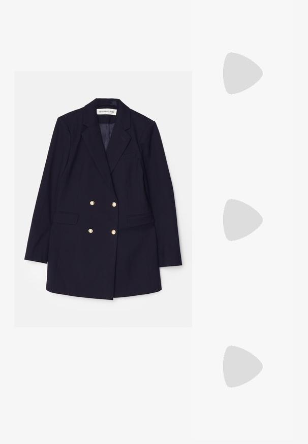 Tummansinihin kaksirivinen bleiseri kultaisilla napeilla, huippukauluksilla, kahdella etutaskulla ja muotoiltu siluetti. Silkkinen kangas, klassinen muotoilu.; Valkeat nilkkaremmikengät, joissa on terävä kärki, sileä päällinen, hienovaraiset aukot ja matala lohkopohja. Musta pohja korostaa muotoilua.; Musta nahkainen käsilaukku, joka on kaareva muotoilultaan, irrotettavalla hihnalla ja kultaisilla yksityiskohdilla. Laukussa on läppä, jossa on solk yksityiskohta.; Kultaiset sydämenmuotoiset korvakorut, joissa on teksturoitu pinta ja roikkuva helmikoriste. Mukana on myös yhteensopivat sydänkorvakuulokkeet.