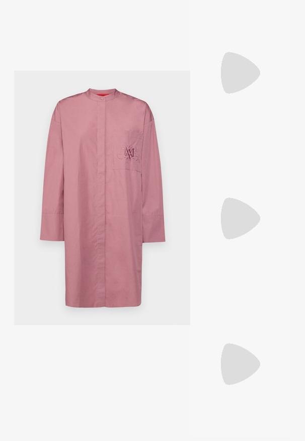 Camicia a maniche lunghe con colletto in cotone rosa chiaro. Presenta una tasca frontale con dettagli di logo ricamato. Orlo dritto e vestibilità rilassata.; Stivali al ginocchio in pelle nera con una texture liscia, punta quadrata, tacco a blocco e linguetta laterale, caratterizzati da dettagli di cucitura minimi.; Occhiali da sole neri oversize con montatura quadrata, lenti color ambra, accenti metallici minimi e aste leggermente più spesse.; Lucchetti a forma di cuore in argento con incisioni "SÌ" e "NO", finitura lucida, design simmetrico e un robusto gancio in metallo.