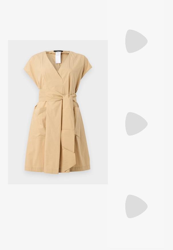 Robe portefeuille kaki avec un décolleté en V, des manches courtes, une ceinture en tissu et deux poches latérales. Fabriquée en un mélange de coton doux.; Baskets en cuir blanc, design bas, avec une texture lisse, bout rond, lacets à l'avant et un petit logo brodé sur le côté.; Blazer noir à double boutonnage avec un pantalon assorti. Tissu lisse, design structuré et silhouette ajustée. Tient un petit sac à main noir.; Boucles d'oreilles avec clou en métal doré et design torsadé. Chaque boucle d'oreille est dotée d'un arrière transparent circulaire pour un port sécurisé.