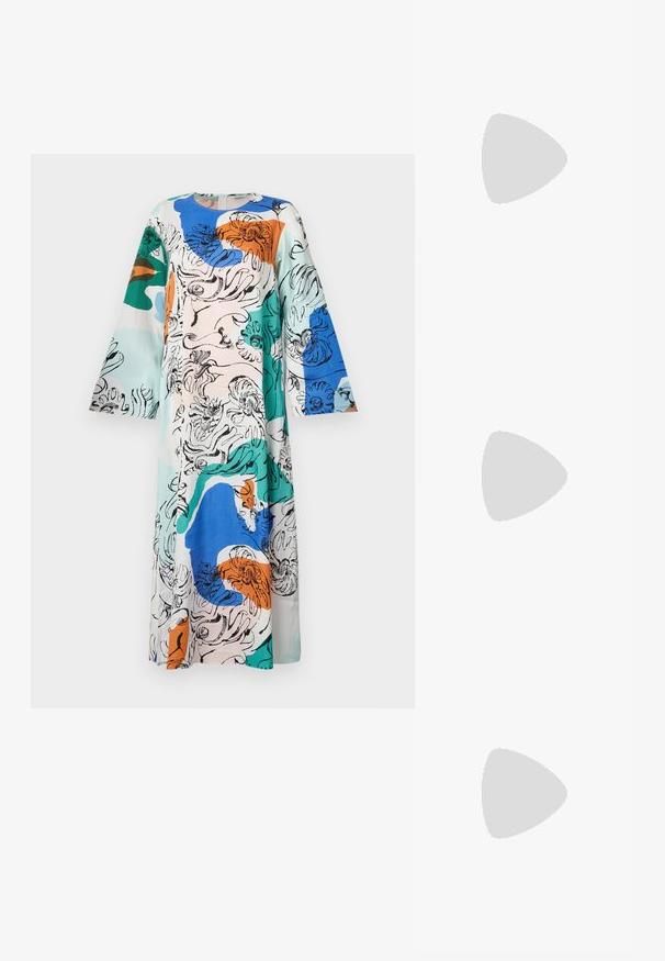 Rochie lungă, lejeră, cu imprimeuri florale albastre, verzi, portocalii și negre pe un fundal deschis; are un decolteu rotund și mâneci largi.; Pantof cu toc mic, cu vârf ascuțit și slingback, realizat din piele netedă, având un design decupat pe lateral pentru respirabilitate.; Geantă de umăr din piele neagră cu o textură moale, formă triunghiulară și curea ajustabilă, asortată cu o bluză cu dungi albastre deschise și pantaloni albi.; Cercei din argint, cu un design neted și curbat. Prezintă o finisare metalică strălucitoare și închidere cu stud. Fără modele sau accente vizibile.