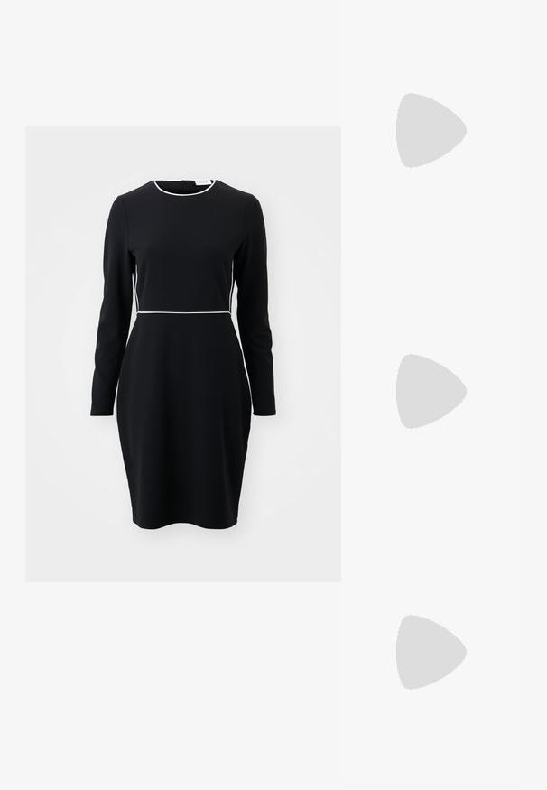 Čierna dlhá šaty s dlhým rukávom, okrúhlym výstrihom a bielym lemovaním pozdĺž pása a goliera. Vyrobené z hladkej, elastickej tkaniny.; Čierne sandále na vysokom podpätku so štvorcovou špičkou a nízkym blokovým podpätkom. Obsahujú viacero tenkých popruhov a nastaviteľný členkový popruh. Vyrobené z hladkej kože.; Čierna kožená crossbody taška s hladkou textúrou, obdĺžnikovým tvarom a kovovým reťazovým detailom na prednej strane. Súčasťou je nastaviteľný popruh.; Strieborný prsteň s dvojitým pásikom s hladkým, lesklým povrchom. Má plynulý, zakrivený dizajn s prekryvajúcimi sa časťami pre moderný vzhľad.