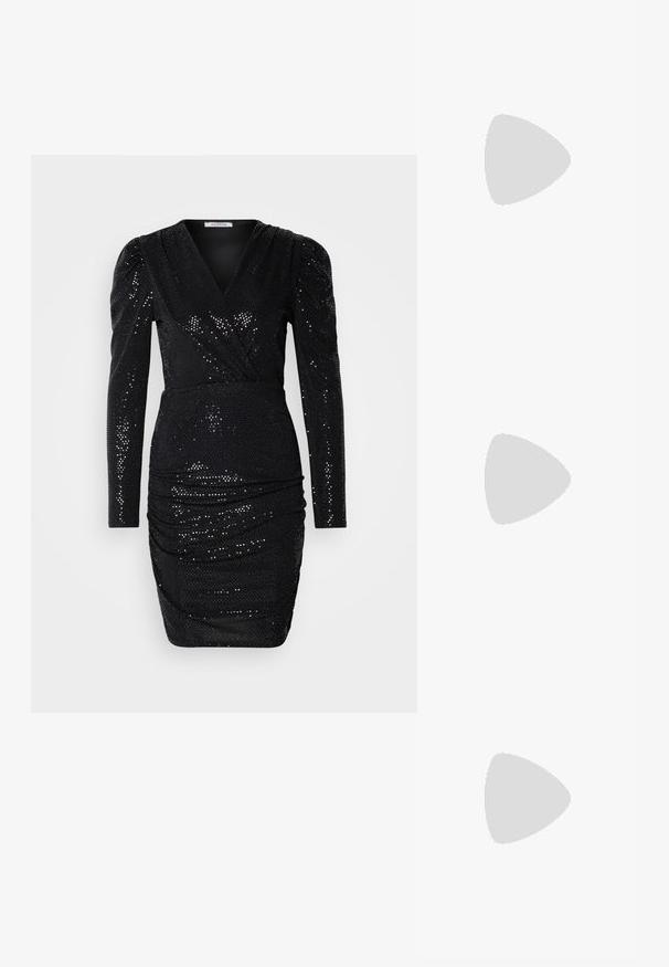 Robe noire en sequins avec des manches longues, décolleté en V profond, détails froncés à la taille et une silhouette ajustée, présentant une texture lisse.; Chaussure à talon aiguille à bout pointu avec un schema de couleurs argent, or et nude. Fini brillant avec un design découpé, dotée d'un talon stiletto.; Pochette en métal argenté avec une forme douce et arrondie et un fermoir en haut noué. Fabriquée en simili cuir lisse.; Boucles d'oreilles en argent au design minimaliste. Forme circulaire, texture lisse et profil fin. Légères avec une finition polie.