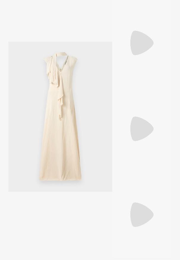 Abito beige senza maniche con scollatura a V profonda, tessuto fluido e dettaglio a volant che si svolge sul davanti. Chiusura con zip sul retro.; Sandali neri con tacco alto presentano sottili cinturini con design annodato, una punta quadrata liscia e un elegante tacco a spillo.; Borsa a mano metallica grigia chiara con tracolla a catena, impreziosita da piccoli chiodi metallici circolari e da un logo triangolare del marchio.; Orecchini a cerchio in argento con una finitura liscia e lucente. Forma arrotondata, design leggero, con chiusura a perno.