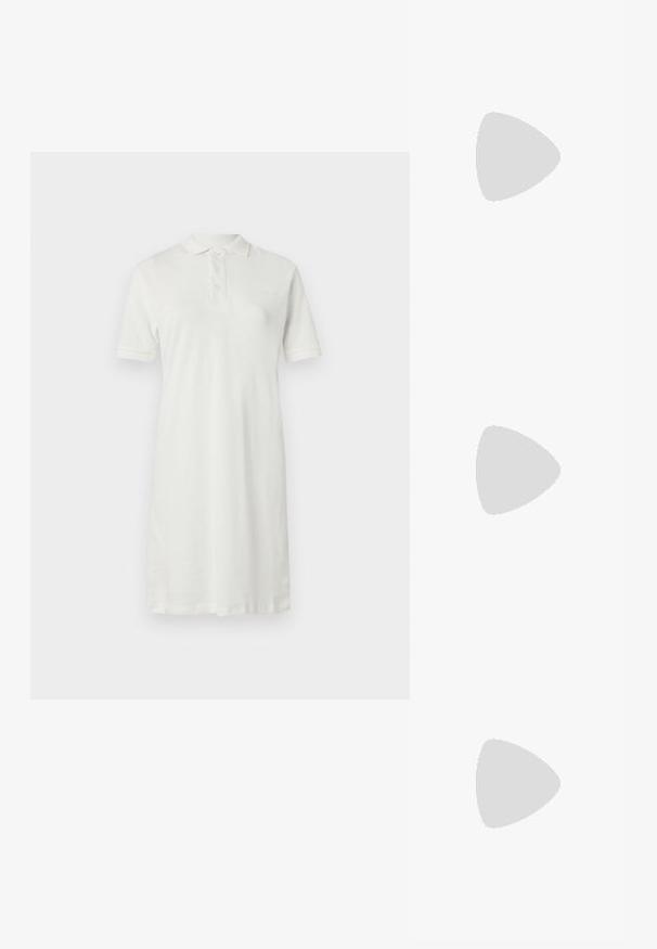 Witte polojurk van katoen, met een kraag, korte mouwen, een rechte pasvorm en drie knopen aan de voorkant.; Zilveren gepatineerde leren slingback sandalen met hoge hak, een smalle teband, een verstelbare gesp en een slanke hak.; Zwarte leren handtas met een gestructureerd ontwerp, featuring een verkorte vorm, bovenhandvat en gouden hardwareaccent. Inclusief verstelbare schouderband.; Zilveren oorringen met een gladde, gebogen vorm. Voorzien van een glanzende metallic afwerking en studsluiting. Geen zichtbare patronen of accenten.