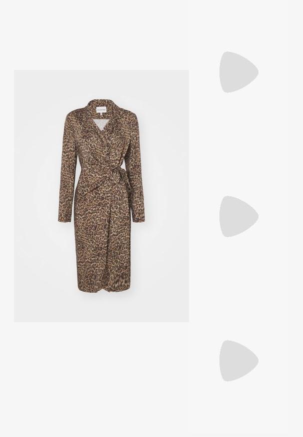 Leopardenmuster Wickelkleid aus leichtem, strukturiertem Stoff mit langen Ärmeln und einem selbstgebundenen Gürtel in der Taille. Mit eingekerbtem Kragen.; Schwarze Ledersandale mit quadratischer Zehenpartie, dünnen Riemen, verstellbarem Knöchelriemen und einem niedrigen Absatz. Mit einem kleinen goldenen Akzent am Riemen.; Schwarze Handtasche aus Krokodilprägung mit strukturiertem Design, Oberhandgriff, verstellbarem Tragegurt und einem auffälligen Logo-Detail auf der Vorderseite.; Goldfarbener Metallhaarnadeln mit einem glatten, runden Design. Die Oberfläche ist spiegelnd und weist eine verbundene, geschwungene Form ohne zusätzliche Verzierungen auf.