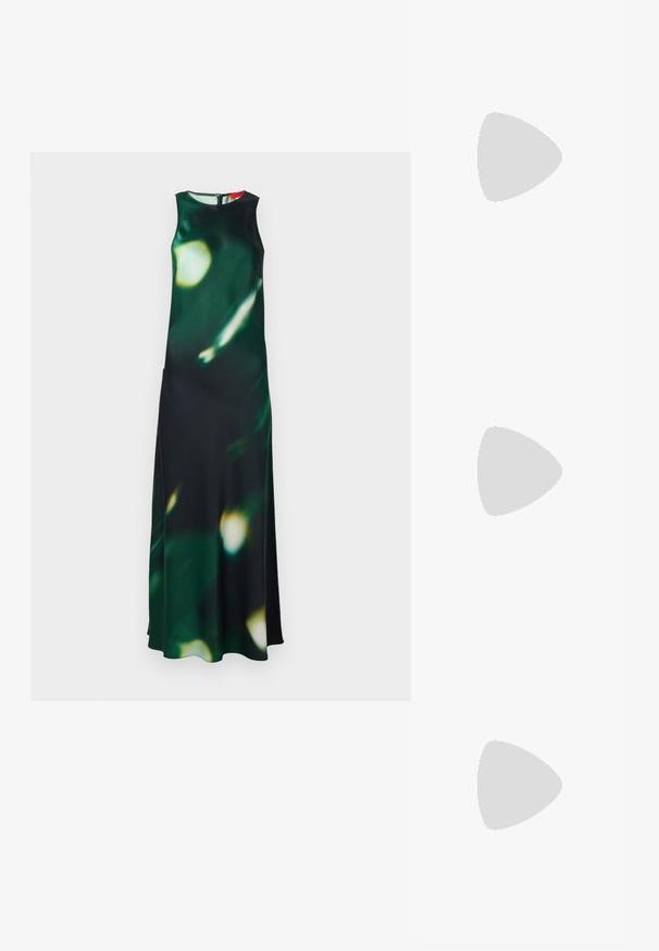 Robe maxi en tissu vert foncé avec un motif flou clair. Présente un col haut, un design sans manches et une fente latérale, fermée par une fermeture éclair au dos.; Mules en cuir noir avec un bout pointu et un petit talon carré. Texture lisse avec un design épuré. Dos ouvert avec un minimum de détails.; Sac à main en cuir blanc avec une forme courbée, arborant un logo "CK" embossé à l'avant et une seule bandoulière. Fermeture à glissière en haut.; Trois anneaux en métal : un en or rose, un en or avec des accents texturés, et un en argent, tous avec une gravure de marque à l'intérieur de la bande.
