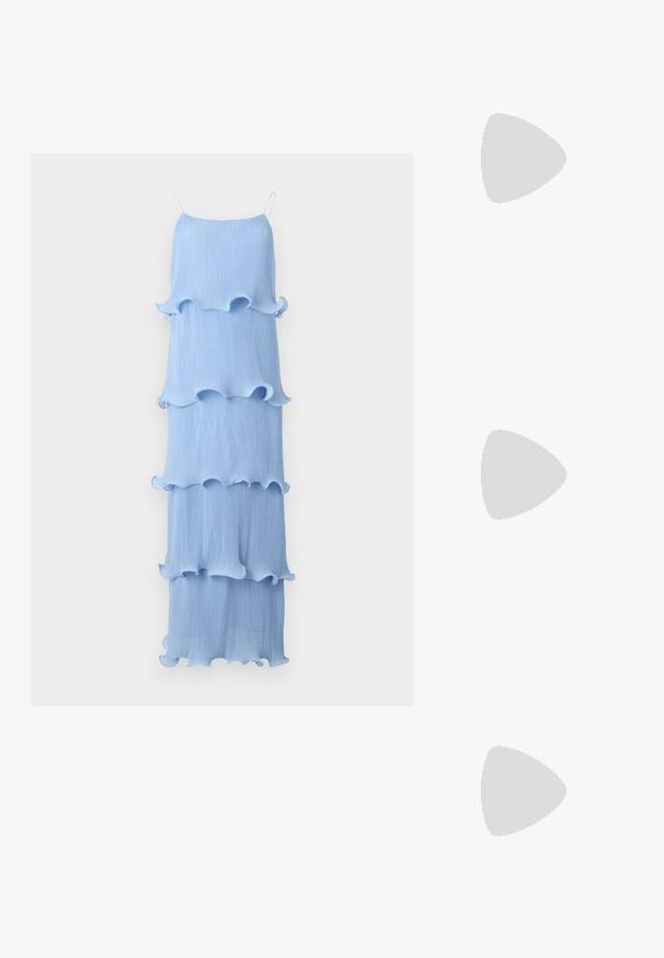 Copenhagen Muse KIRA - Rochie maxi - forever blue; Sandale platform din suede negru cu tocul bloc, având curele încrucișate și o curea cu cataramă la gleznă pentru un fit sigur.; Genți negre cu o formă structurată, textură netedă și un închizător metalic. Asortată cu pantaloni negri largi și sandale cu vârf deschis pe un podea din lemn.; Cercei din argint cu un design torsadat, având un finisaj lucios și închidere cu tijă. Au un diametru de aproximativ 3 cm.