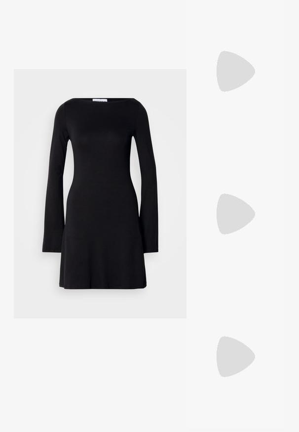 Czarna sukienka z długim rękawem i dekoltem w łódkę, z dopasowaną górą i rozszerzanym dołem. Wykonana z gładkiego, elastycznego materiału.; Złote, metaliczne szpilki z boku z wydłużonym noskiem i grubym obcasem. Gładka faktura, minimalistyczny design i wąski pasek.; Czarna skórzana torebka o zakrzywionym kształcie, z odpinanym paskiem i złotymi akcentami. Torebka posiada klapę z zapięciem w kształcie klamry.; Pierścionek w odcieniu złota z organicznym, skręconym wzorem, o gładkiej fakturze i zwężających się końcach, tworzący nowoczesny, rzeźbiarski wygląd.