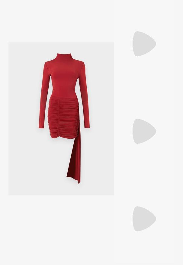 Crvena haljina dugih rukava s visokim ovratnikom, nabranim tijelom i asimetričnom rubom. Izrađena od glatkog materijala, s detaljem bočnog drapiranja.; Crna lakirana slingback cipela s izduženim vrhom, remenčićima oko gležnja s srebrnim kopčama i dijelovima, te vitkim potplatom.; Zlatna metalna torba s uređenim dizajnom, glatkom teksturom i podesivim remenom. Ima jedinstven trokutasti oblik i minimalističko šivanje.; Naušnice zlatne boje s teksturiranim, valovitim oblicima. Uključuju skulpturalne kopče i dizajn otvorene kružnice s kovanom završnom obradom.