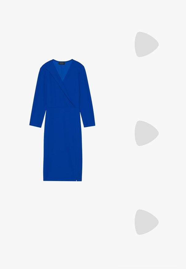 Sininen pitkähihainen mekko, jossa on kietaisusuunnittelu, V-pääntie ja sivureikä. Valmistettu sileästä kankaasta, jossa on tasainen rakenne.; Mustat hihnalligat, joissa on neliön muotoinen kärki ja matala lohkokorko. Ominaisuuksiin kuuluu useita ohuita hihnoja ja säädettävä nilkkahihna. Valmistettu sileästä nahasta.; Musta nahkainen olkalaukku, jossa on sileä pinta, suorakulmainen muoto ja metalliketju yksityiskohtana edessä. Mukana säädettävä hihna.; Hopeakoru drop -korvakorut, joissa on neliömuotoinen nappi, sileällä, kiillotetulla pinnalla ja pisaran muotoisella designilla, heijastavat valoa kiiltävän pinnan kautta.