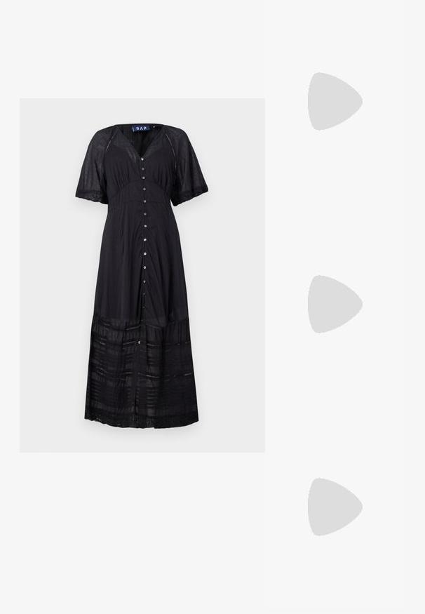 Mustapuku maxi-puku, jossa lyhyet hihat, napitus edessä ja teksturoituja kerroksia. Valmistettu kevyestä kankaasta, jossa on pitsikoristelu helman reunassa.; Korkokenkät, joissa on terävä kärki ja hopea, kultainen sekä nude-väriyhdistelmä. Kiiltävä pinta ja leikkausdesign, varustettuna stikettikorkealla.; Hopeapintainen metallinen pussilaukku, jolla on pehmeä, pyöreä muoto ja solmittava yläosa. Valmistettu sileästä tekonahkamateriaalista.; Hope hopea, joissa on kierren muotoilu, kiiltävä pinta ja takana kiinnitettävä suljin. Halkaisija noin 3 cm.