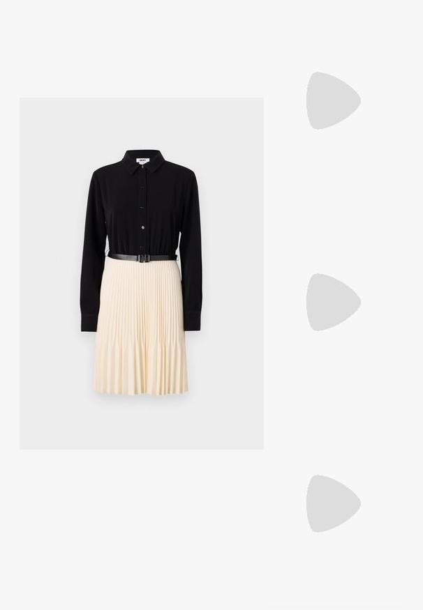 Schwarze Bluse mit langen Ärmeln, kombiniert mit einem plissierten cremefarbenen Rock. Verfügt über einen schmalen schwarzen Gürtel in der Taille. Glatte Stoffoberfläche.; Schwarze, hochhackige Sandalen mit dünnen Riemen und einem geknoteten Design, einer glatten, rechteckigen Zehenpartie und einem eleganten Stiletto-Absatz.; Hellegraue metallische Handtasche mit einer Kettenriemen, verziert mit kleinen kreisförmigen metallic Nieten und einem dreieckigen Markenlogo.; Silberne Creolen mit einer glatten, glänzenden Oberfläche. Abgerundete Form, leichtes Design, mit einer Steckverschluss. 