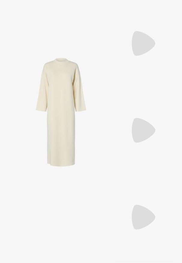 Abito midi di colore crema realizzato in tessuto morbido, con scollo alto e maniche a tre quarti dal taglio dritto.; Décolleté in vernice nera con punta affusolata e tacco in geometria cubica. Presentano un design elegante e minimalista, con una texture liscia.; Borsa a tracolla nera in pelle con una forma curva, manico rimovibile e accessori dorati. La borsa presenta una patta con un dettaglio a fibbia.; Orecchini a cerchio in tono oro con una finitura liscia e lucida. Presentano una forma a mezza luna e una chiusura a perno sicura.