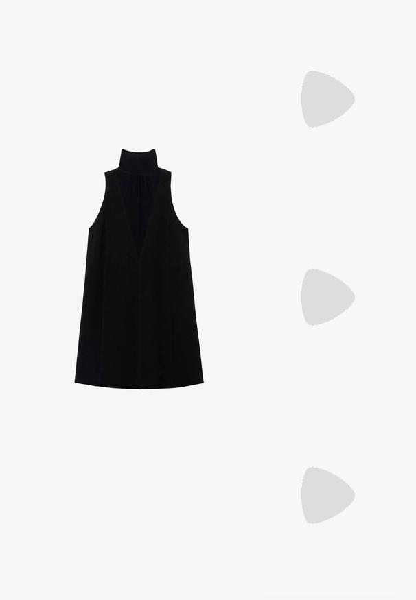 Černé bezramínkové šaty s vysokým límcem, hlubokým V-výstřihem a hladkou texturou. Minimalistický design s volným střihem.; Černé kožené kotníkové boty na šněrování s mohutnou černou podrážkou a žlutým prošíváním. Mají poutko na zadní straně a kulaté kovové očko.; Černé sluneční brýle s hnědými tónovanými čočkami; obdélníkový tvar s tlustým rámem, včetně jemných kovových akcentů na stranách.; Černá kabelka přes rameno vyrobená z texturované látky, s dvojitými koženými uchy, zlatými kovovými prvky a zipovým uzávěrem.