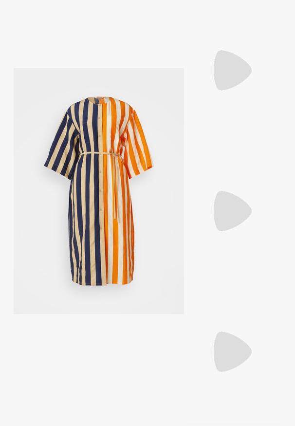 Marimekko MARKKINAT MERIROSVO MIX DRESS - Marškininė suknelė - orange/off-white/blue/beige; Juodos lakuotos odinės šlepetės su smailiu pirštu ir geometriniu bloko kulnu. Turi elegantišką, minimalistinį dizainą ir lygų paviršių.; Juodas odinis krepšys su išlenkta forma, nuimamu dirželiu ir auksiniais detalėmis. Krepšys turi kilpą su sagtimi.; Auksinės spalvos žiedas, turintis organišką, sukimosi dizainą su lygiu paviršiumi ir siaurėjančiais galais, sukuriantis modernią skulptūrinę išvaizdą.