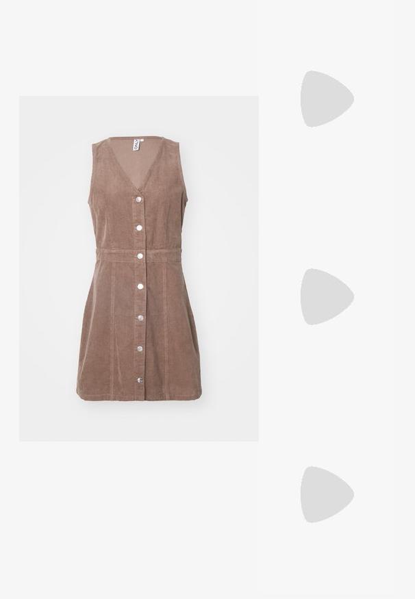 Abito senza maniche in corduroy marrone con scollatura a V, chiusura frontale a bottoni e una cintura in vita che valorizza la figura. Sublime texture a coste.; Décolleté in vernice nera con punta affusolata e tacco in geometria cubica. Presentano un design elegante e minimalista, con una texture liscia.; Borsa hobo nera in pelle con una superficie liscia, forma curvata e una singola tracolla regolabile; presenta un'ampia apertura nella parte superiore.; Bracciale in metallo color oro con un design fluido e curvilineo. Presenta un piccolo e prominente accento color argento a un'estremità.