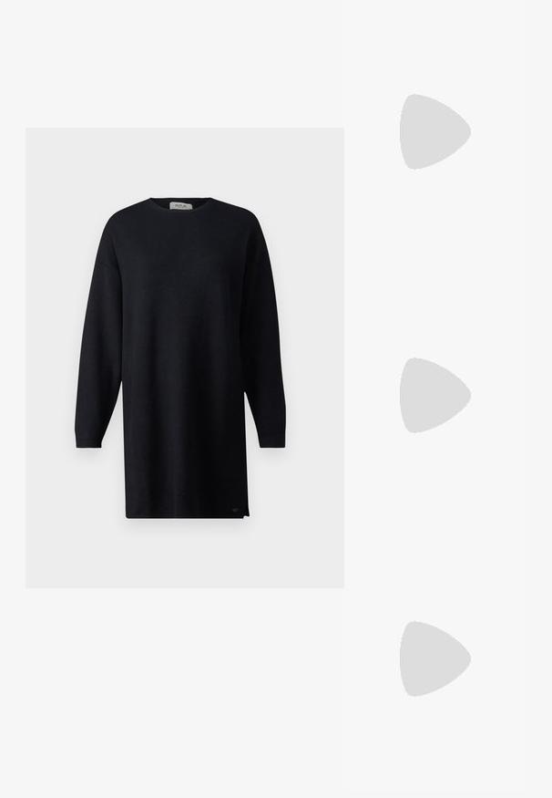 Replay Neulemekko - black; Hopeakylkinen korkokenkä, jossa on terävä kärki, metallinhohtoinen viimeistely, kaksi koristeellista nauhaa ja hoikka korko mustalla kärjellä.; Mustat nahkakäsilaukku, jossa on sileä pinta. Varustettu säädettävällä hihnalla ja tyylikkäällä, minimalistisella muotoilulla, jossa on vetoketjukiinnitys.; Hopeinen kaksinkertainen rengas, jossa on sileä, kiillotettu pinta. Siinä on sulava, kaareva muotoilu, jossa on päällekkäisiä osia modernin ilmeen saavuttamiseksi.