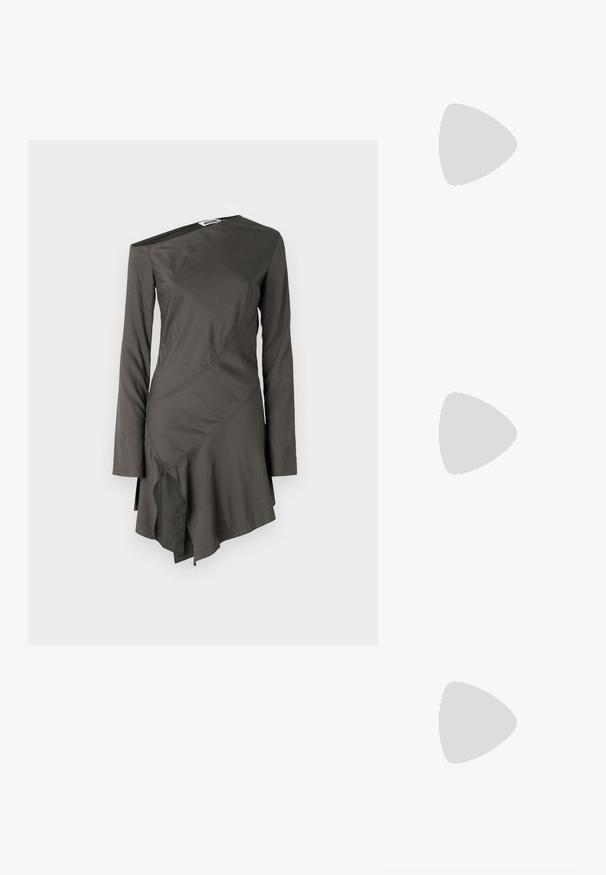 Asymmetrisches Langarmkleid in Dunkelgrau, aus glattem Material gefertigt. Verfügt über diagonale Nähte und einen ausgestellt geschnittenen Saum mit gewelltem Rand.; Bershka High Heel Sandalette - black; Schwarze Lackleder-Handtasche mit geschwungenem Design, einem Schulterriemen, Vordertaschen und silberfarbenen Hardware-Akzenten.; Goldfarbene Metallmanschetten mit einer gehämmerten Textur, die ein offenes Design und glatte Kanten aufweisen. Zwei Größen sind abgebildet: eine breitere und eine schmalere.