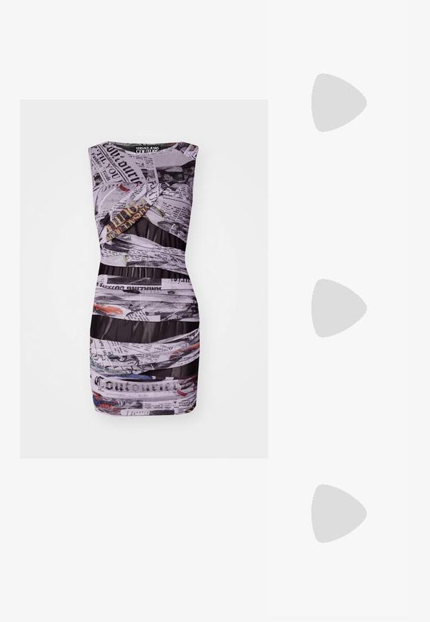 Versace Jeans Couture WRAP PIECE - Šaty do práce - lilac; Bershka Sandále na vysokom opätku - black; Slnečné okuliare v tvare mačacích očí s matným čiernym plastovým rámom, tmavými sklami a zlatým logom na bočnej strane. Ostrý dizajn a hladká textúra.; Čierna laková kožená kabelka s ohnutým tvarom, jedným ramenným popruhom, prednými vreckami a striebornými kovovými doplnkami.