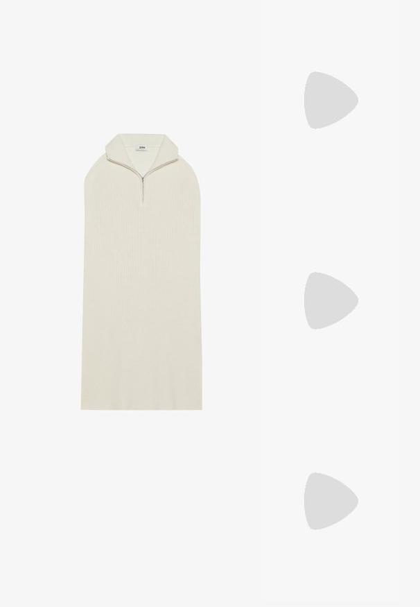 Crème-kleurige gebreide jurk met een hoge kraag en ritssluiting. Beschikt over een losse, verlengde pasvorm met een ribbelstructuur. Geen zichtbare patronen of accenten.; Zwarte gepolijste leren slingback schoenen met een puntige neus, enkelbandjes met zilveren gespen en hardware, en een slanke hak.; Zwarte lederen schoudertas met een ronde vorm, glanzende afwerking en zilverkleurige hardware. Persoon in zwarte wijde broek en gestifte loafers.; Gouden oorbellen met een getextureerd, golvend ontwerp. Bevat sculpturale clip-on studs en een open ringontwerp met een gehamerd oppervlak.