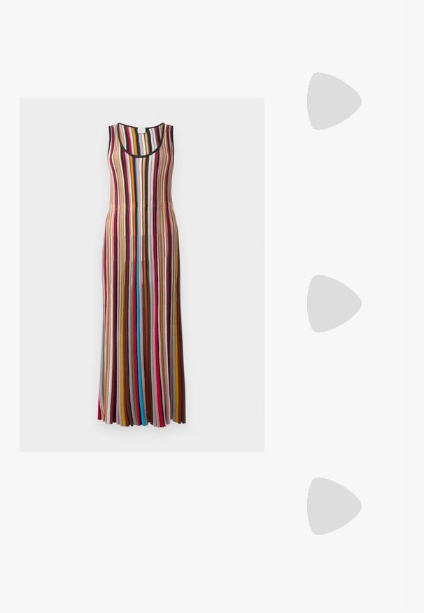 Dryžuotas maxi su apvalia iškirpte, turintis vertikalias juosteles įvairiomis spalvomis, įskaitant raudoną, mėlyną, rožinę ir rudą. Tekstūruotas mezgimo audinys.; Pilkas gyvatėmis raštuotas marškinėlis su apvalia iškirpte ir plačiomis petnešėlėmis. Savybė - minkšta tekstūra ir prie kūno priglundantis dizainas. Matomas prekės ženklas.; Juodų odinių Mary Jane plokščių batų su apvaliu pirštu, papuoštų sidabriniais apvaliais nagais ir reguliuojamu dirželiu su sagtimi.; Juodas odinis piniginė su plonu stačiakampiu pavidalu, su auksiniu logotipu. Į komplektą įeina nuimamas dirželis patogiam nešiojimui.